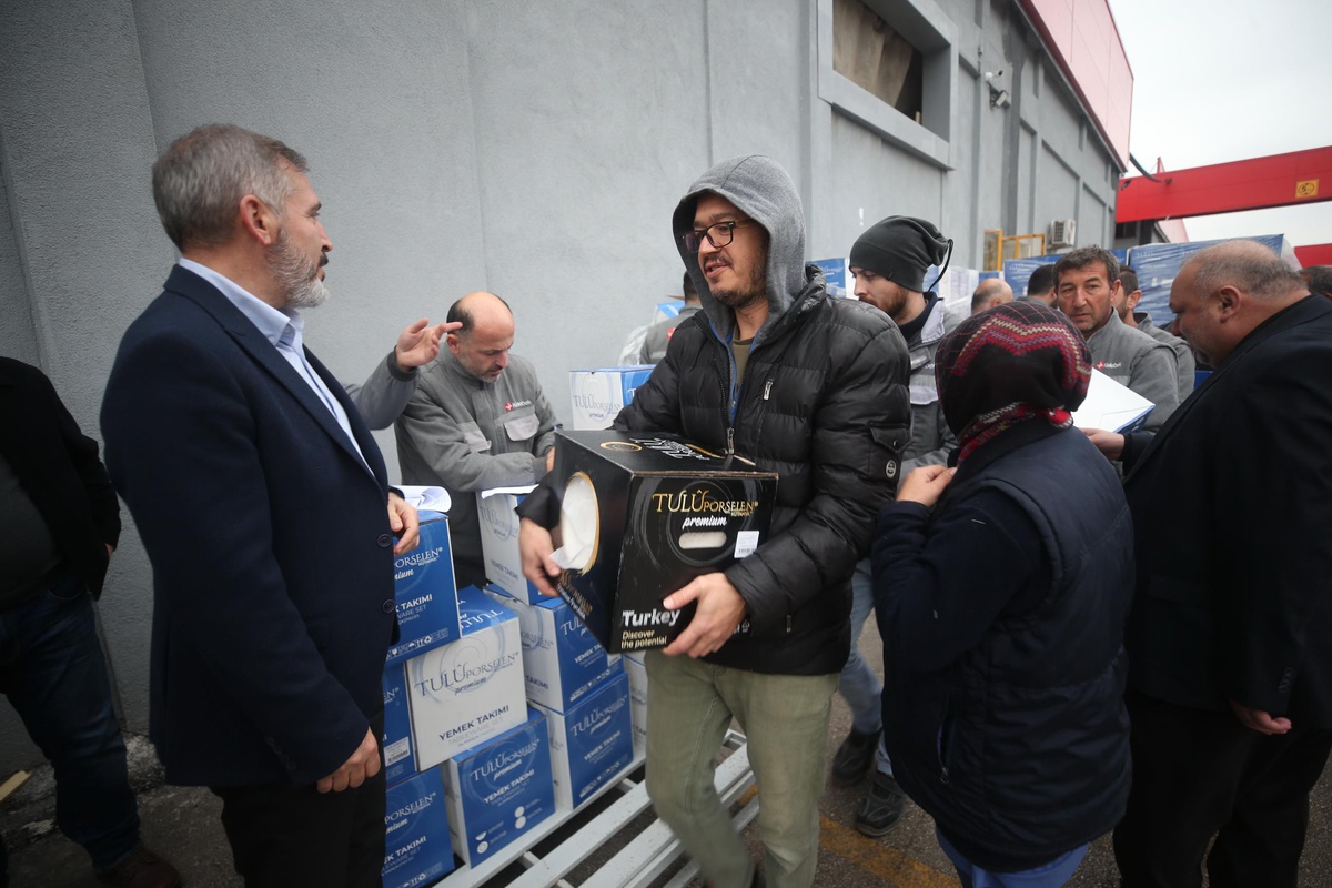 Öz Ağaç-İş\'ten Düzce\'de depremden etkilenen üyelerine yemek takımı desteği