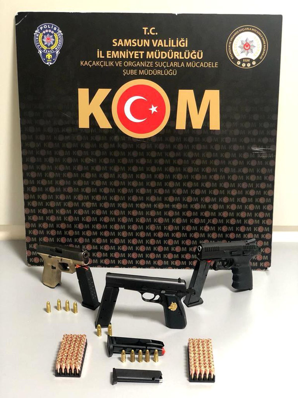 Samsun\'da bir araçta 3 ruhsatsız tabanca bulundu: 2 gözaltı