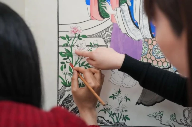 Sanat Yaratmada Çin Resim Tekniklerinden İlham Alan Hintli Kız