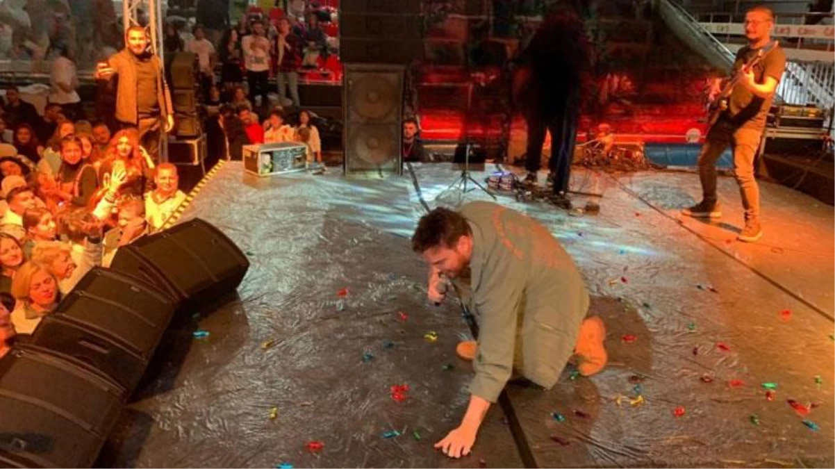 Sinan Akçıl konserinde ilginç görüntü! Mesir macunu yağdırdılar