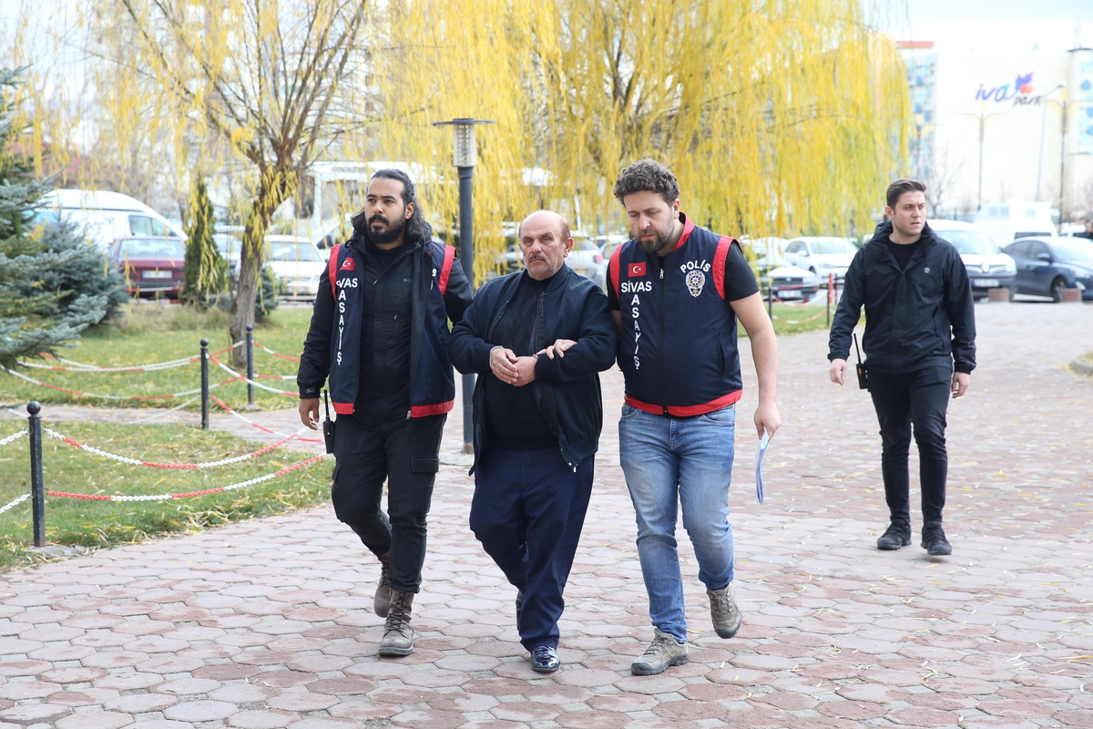 Sivas\'ta otopark tartışmasında komşusunu öldüren zanlı tutuklandı