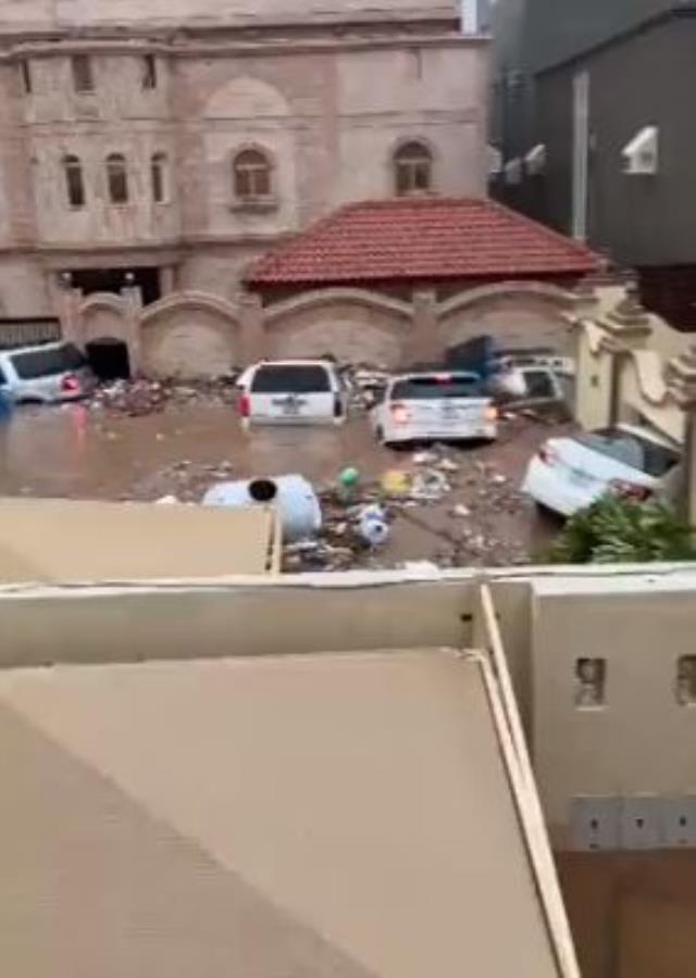 Suudi Arabistan'da rekor yağış! 3 yılık yağmur 6 saatte indi Suudi Arabistan'da rekor yağış! 3 yılık yağmur 6 saatte indi