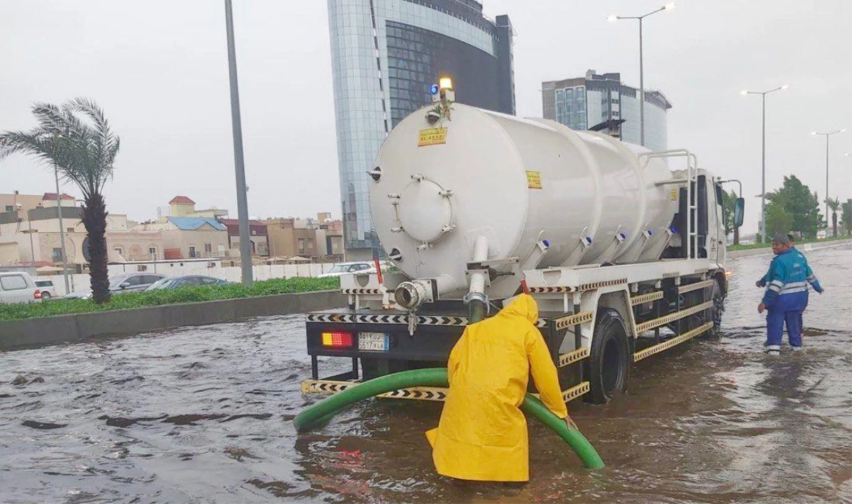 Suudi Arabistan\'da şiddetli yağış yolları kapattı, araçlar sele kapılarak sürüklendi