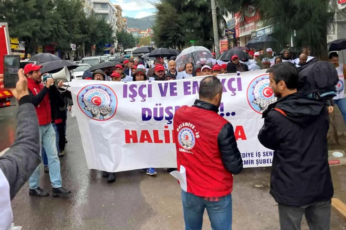 Tazminatsız işten çıkarıldıklarını iddia eden işçilerden Gaziemir Belediyesi önünde eylem