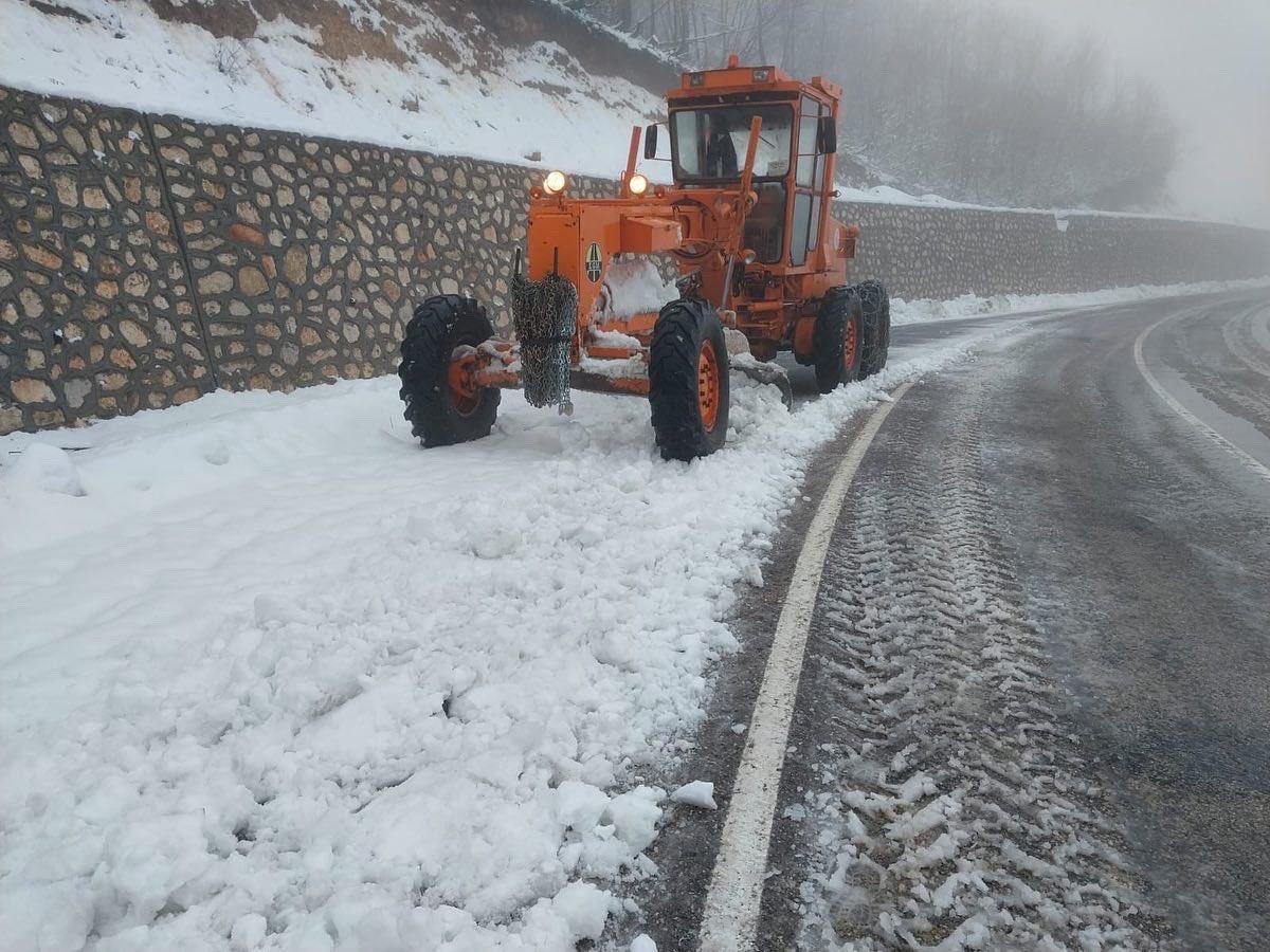 Tunceli\'nin yüksek rakımdaki yollarında kar küreme çalışması yürütülüyor