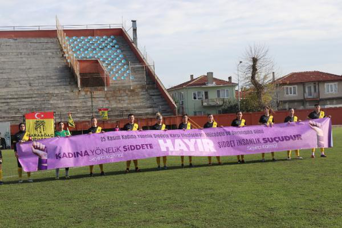 Türk ve Bulgar kadın futbol takımları, kadına şiddete tepki için dostluk maçında karşılaştı