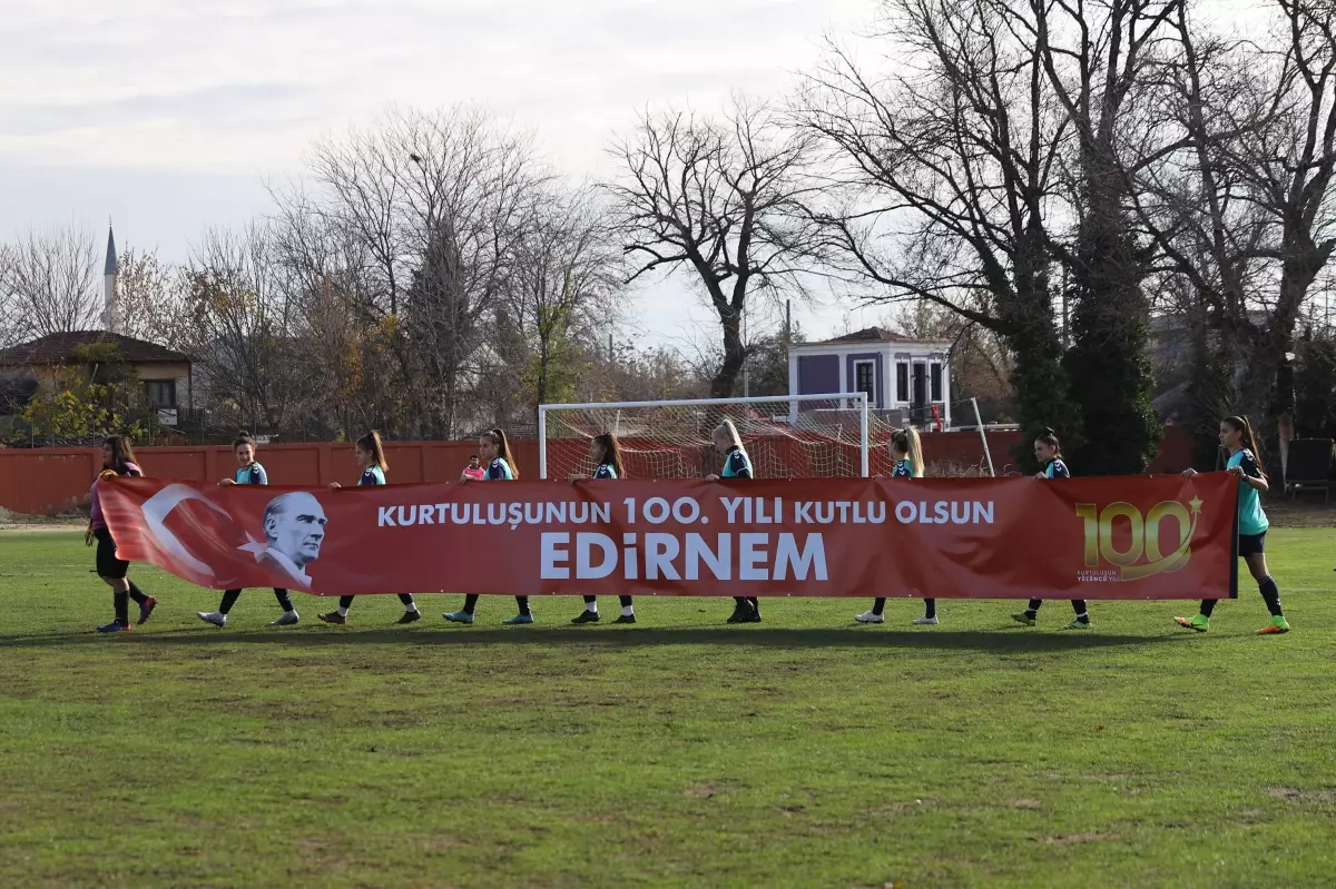 Türk ve Bulgar kadın futbol takımları "Kadına şiddete hayır" temasıyla sahaya çıktı