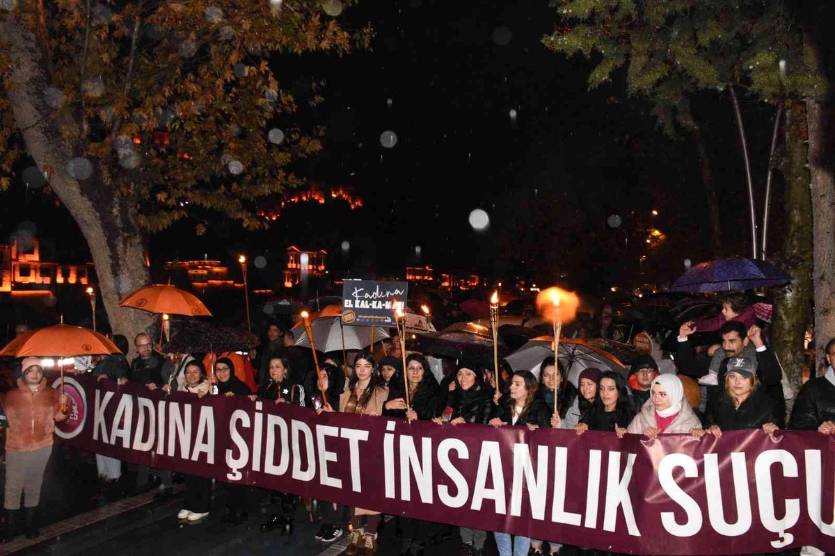 Turuncu renge bürünen Amasya\'da kadına şiddete karşı meşaleli yürüyüş