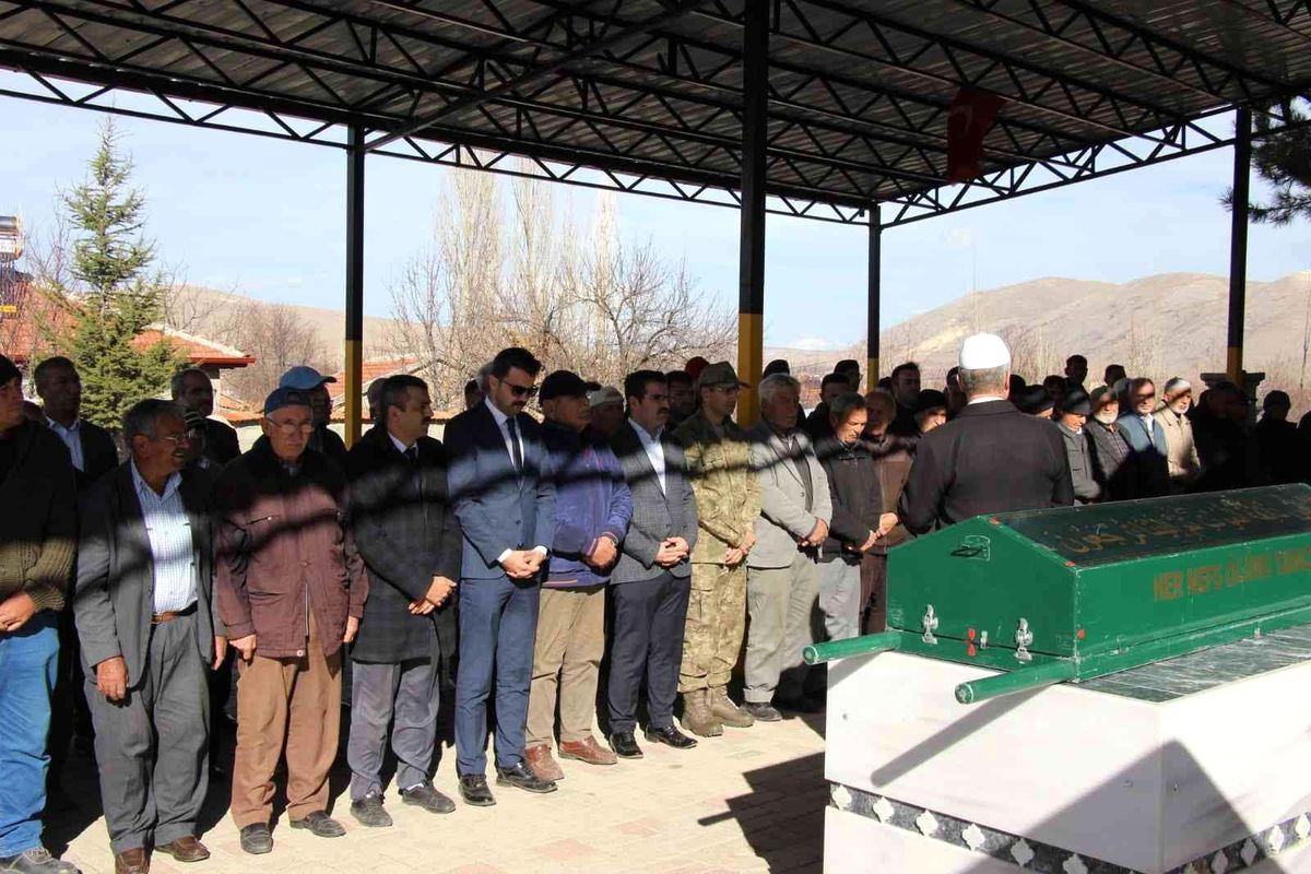 Vefat eden şehit babası protokolünde katıldığı törenle toprağa verildi