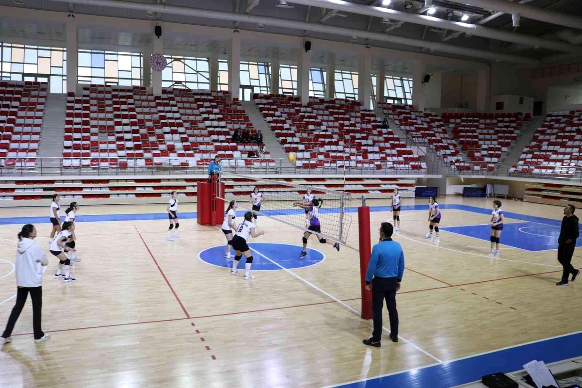 \'Yıldız Kız\' voleybol müsabakaları devam ediyor
