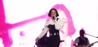 Dünya Kupası'na ev sahipliği yapan Katar'da konser veren Zeynep Bastık kıyafetiyle dikkat çekti