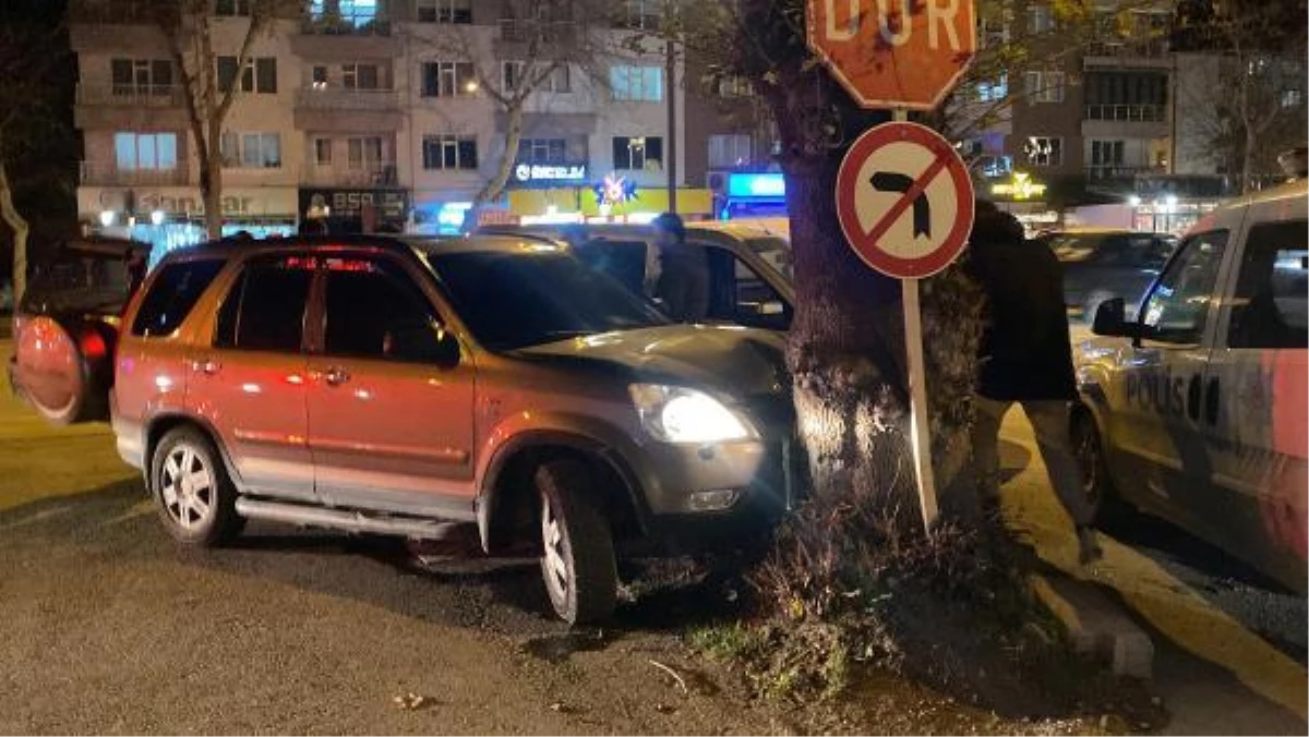 Alkollü sürücü, polisten kaçtığı ciple ağaca çarptı