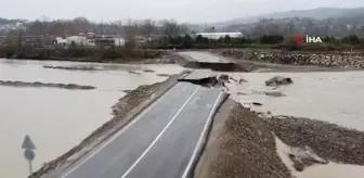 Bartın'da sağanak yağış etkili oldu: Geçici servis yolu yıkıldı