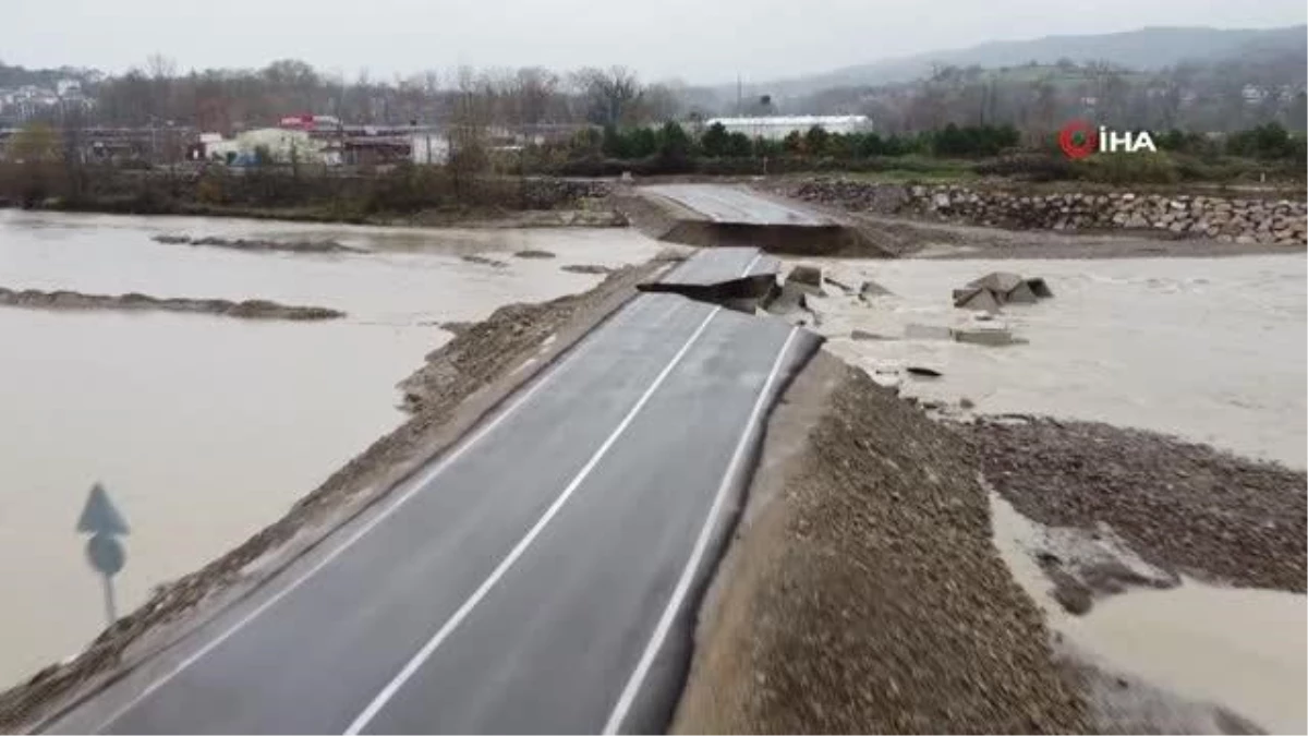 Bartın\'da sağanak yağış etkili oldu: Geçici servis yolu yıkıldı