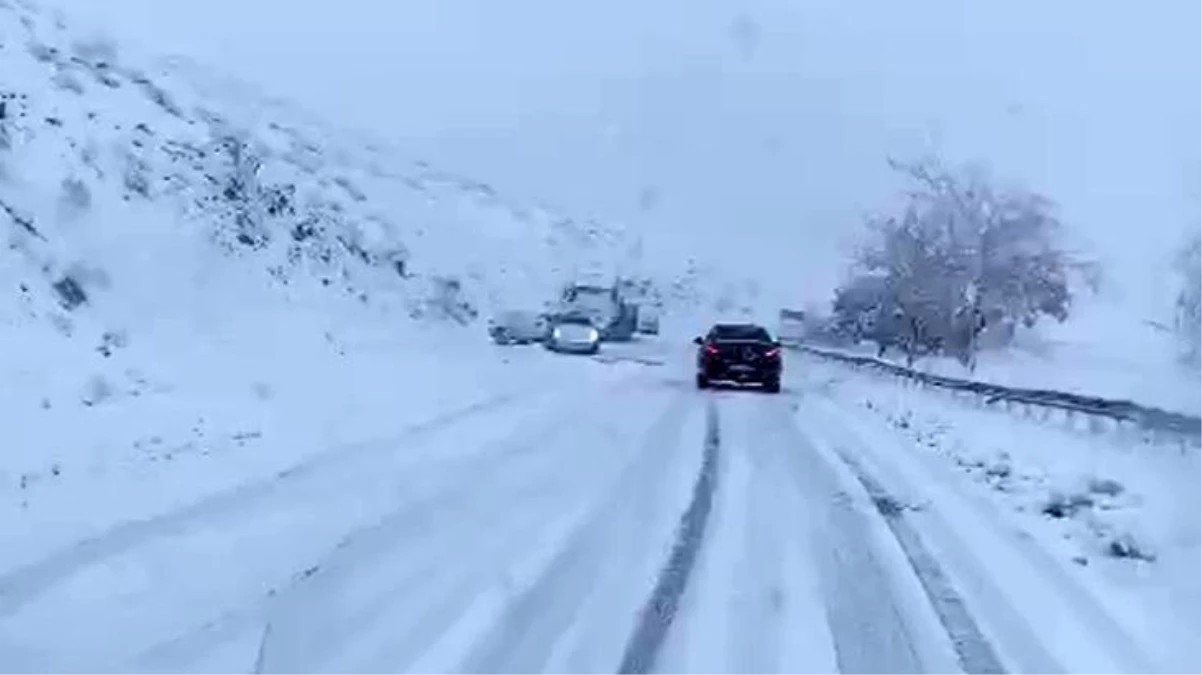 Bitlis\'te kara kış yüzünü gösterdi! Yoğun kar yağışı sonrası çok sayıda araç yolda kaldı