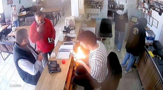 Çakmağa gaz dolduran işletmeci neye uğradığını şaşırdı! Bir anda alevler yükseldi Çakmağa gaz dolduran işletmeci neye uğradığını şaşırdı! Bir anda alevler yükseldi