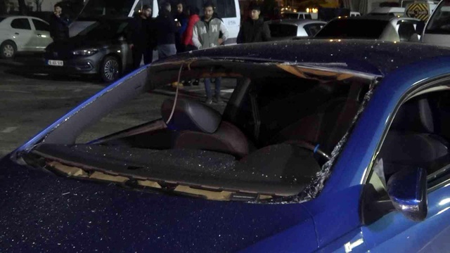 Arkadaşların bulunduğu araçta çakmak gazı patladı: 3 yaralı Arkadaşların bulunduğu araçta çakmak gazı patladı: 3 yaralı