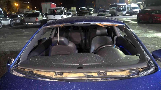 Arkadaşların bulunduğu araçta çakmak gazı patladı: 3 yaralı Arkadaşların bulunduğu araçta çakmak gazı patladı: 3 yaralı