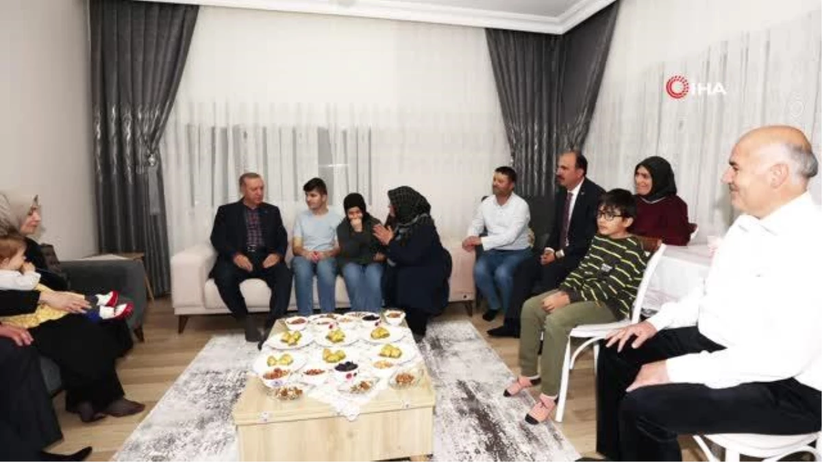 Cumhurbaşkanı Erdoğan, görme engelli hafız Ravzanur\'u evinde ziyaret edip çay içti