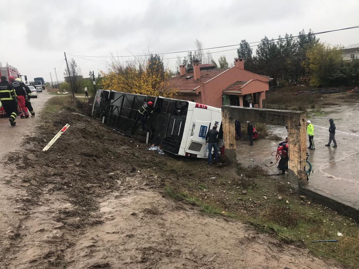 Diyarbakır\'da şarampole devrilen yolcu otobüsündeki 33 kişi yaralandı