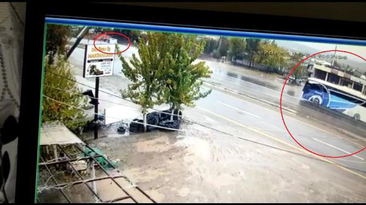 Diyarbakır\'da yolcu otobüsü devrildi: 3\'ü ağır 35 yaralı (2)