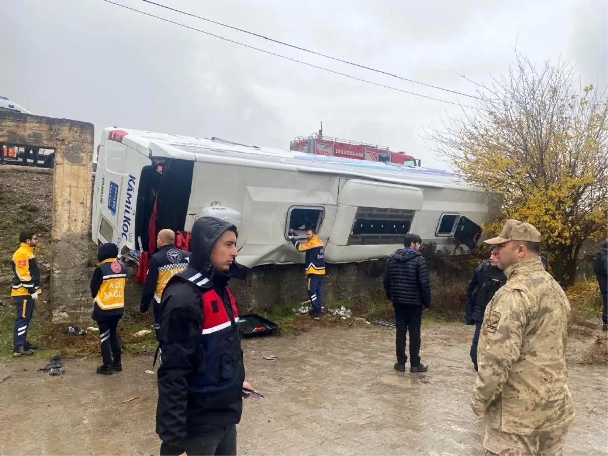 Diyarbakır\'da otobüs şarampole devrildi! Çok sayıda yaralı var