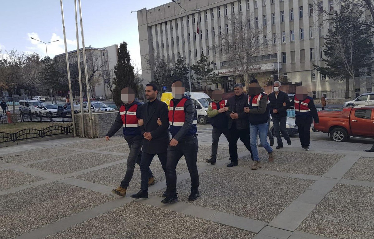 Erzurum\'da PKK/KCK propagandası yaptıkları iddiasıyla 15 zanlı yakalandı