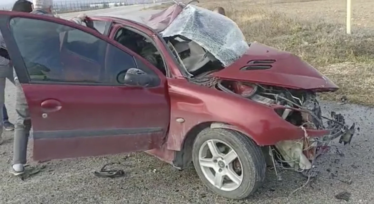 Eskişehir\'de hafif ticari araçla çarpışan otomobildeki polis memuru ve oğlu öldü