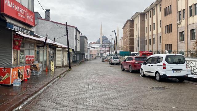 Her yıl metrelerce karla mücadele eden Bingöllüler kar bekliyor Her yıl metrelerce karla mücadele eden Bingöllüler kar bekliyor