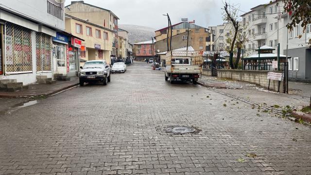 Her yıl metrelerce karla mücadele eden Bingöllüler kar bekliyor Her yıl metrelerce karla mücadele eden Bingöllüler kar bekliyor