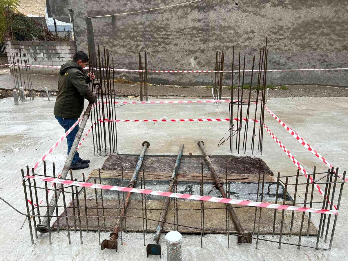 İHA\'nın haberi ses getirdi, inşaat alanında tehlike saçan çukurun üzeri kapatıldı
