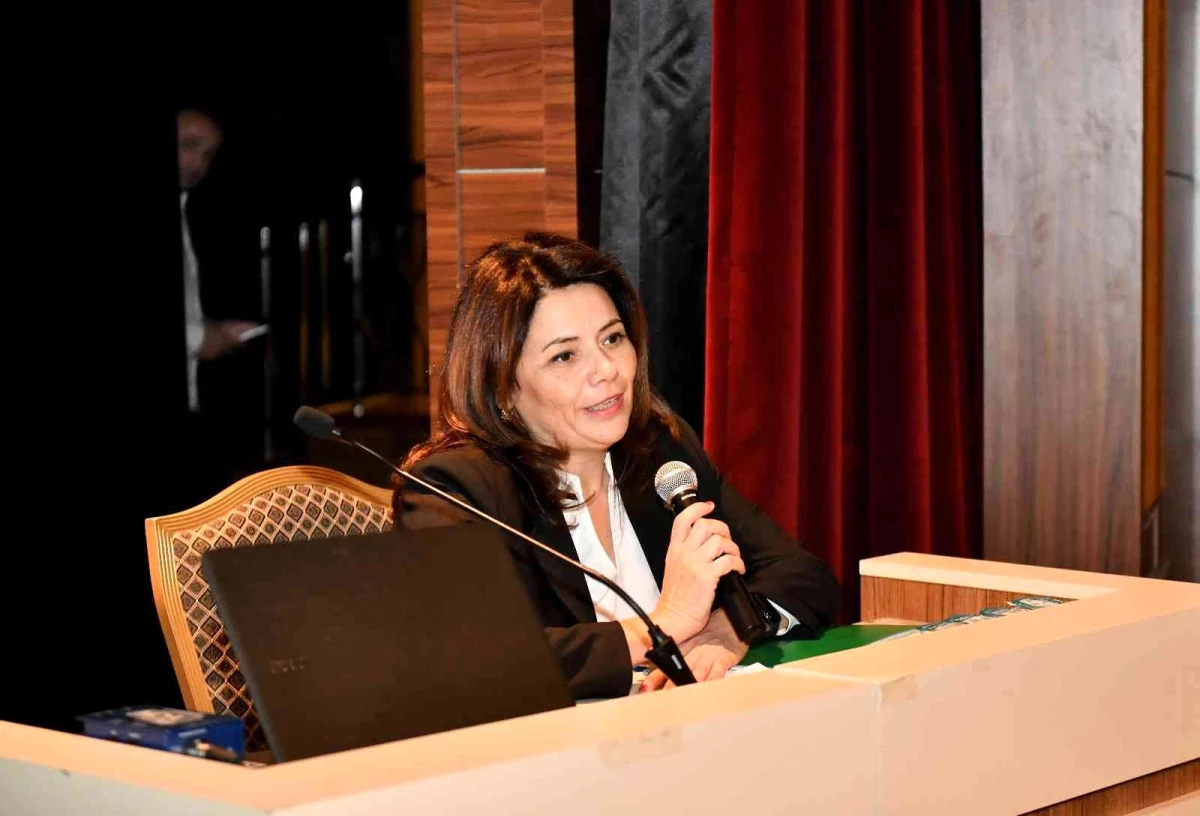 İstanbul Barosu Başkanı Filiz Saraç Esenyurt\'ta seminer verdi