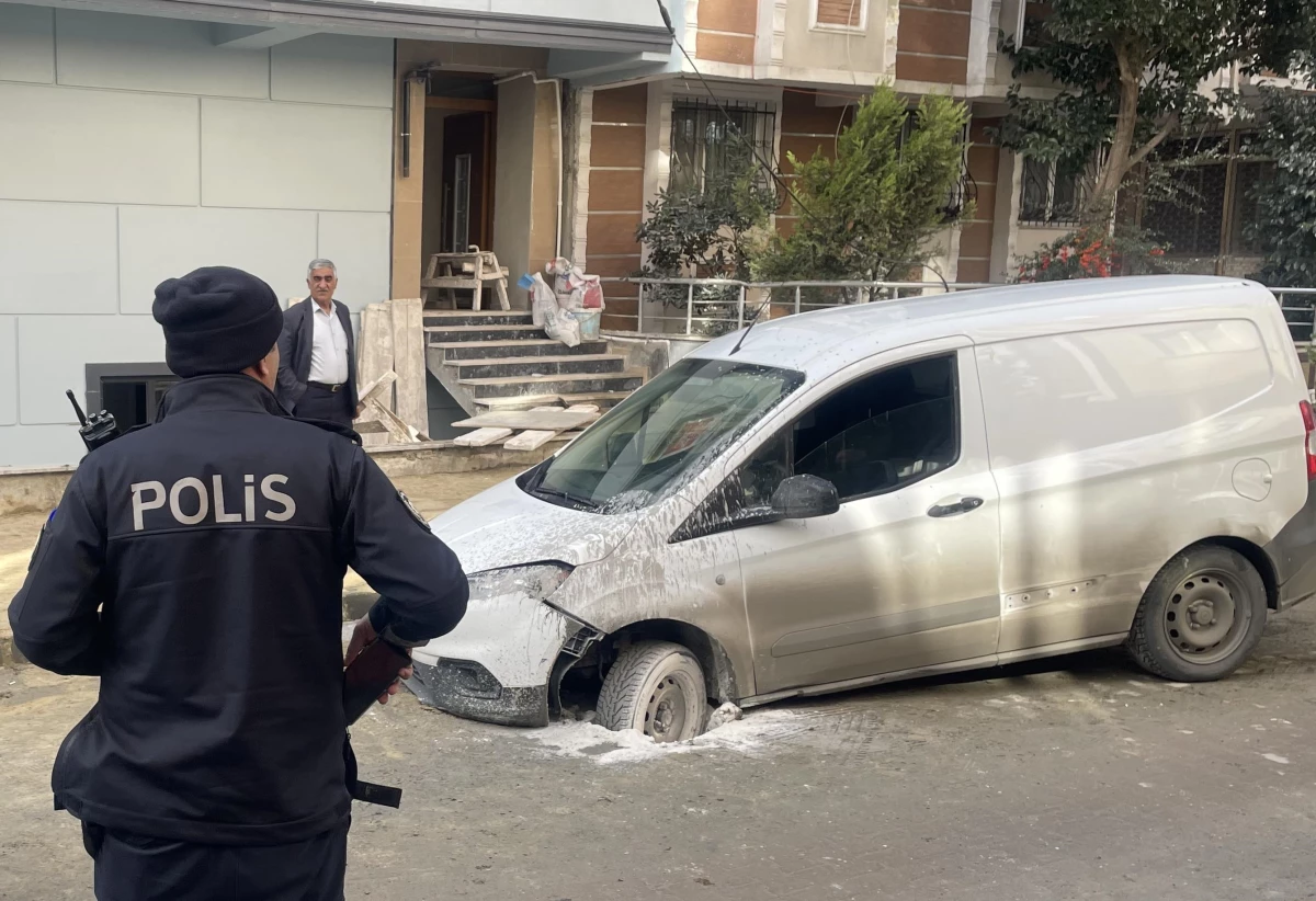 İstanbul\'da çöken yola düşen aracın sürücüsü yaralandı