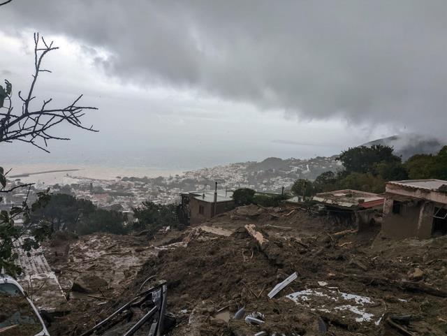 İtalya'nın Ischia Adası'nda şiddetli yağış heyelana neden oldu: 8 ölü, çok sayıda kişiye ulaşılamıyor İtalya'nın Ischia Adası'nda şiddetli yağış heyelana neden oldu: 8 ölü, çok sayıda kişiye ulaşılamıyor