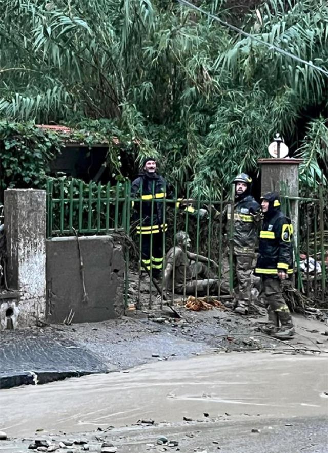 İtalya'nın Ischia Adası'nda şiddetli yağış heyelana neden oldu: 8 ölü, çok sayıda kişiye ulaşılamıyor İtalya'nın Ischia Adası'nda şiddetli yağış heyelana neden oldu: 8 ölü, çok sayıda kişiye ulaşılamıyor