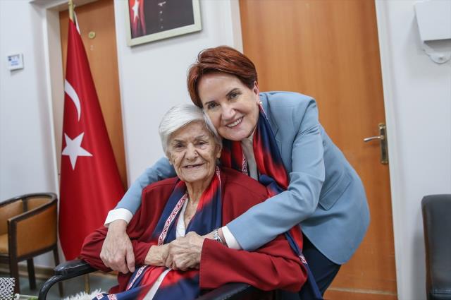 İYİ Parti Genel Başkanı Akşener, huzurevindeki ortaokul öğretmenini ziyaret etti