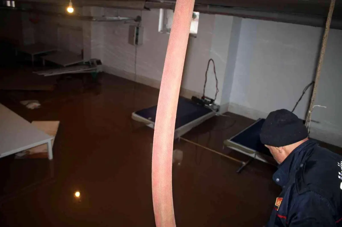 Midyat'ta sağanak nedeniyle ev ve iş yerlerini su bastı