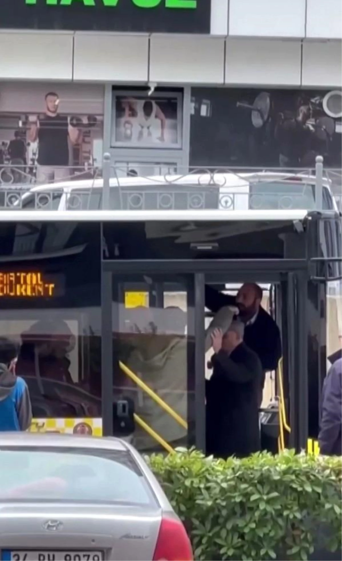 Pendik\'te şoförle tartışan yolcuyu, diğer yolcular araçtan attı