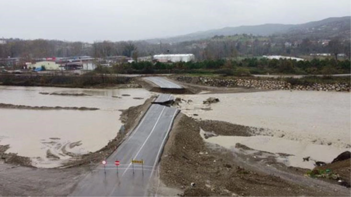 Bartın\'da yaşanan şiddetli sağanak yağış sonrası 200 metrelik yolun 20 metrelik kısmı yıkıldı