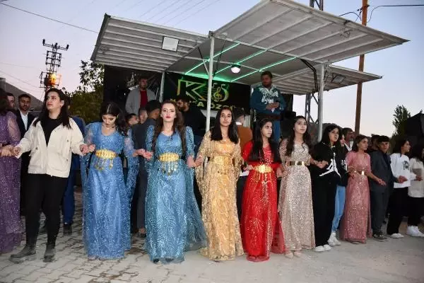 ŞIRNAK'TA 5 BİN KİŞİLİK AŞİRET DÜĞÜNÜ; 500 BİN TL VE 300 BİN TL'LİK ALTIN TAKILDI