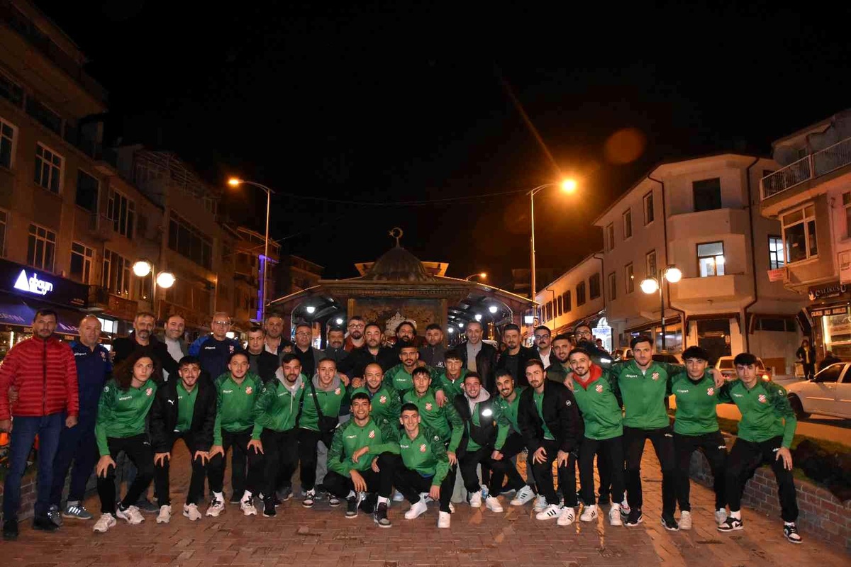 Tosyaspor\'da yöneticiler ve futbolcular moral yemeğinde buluştu
