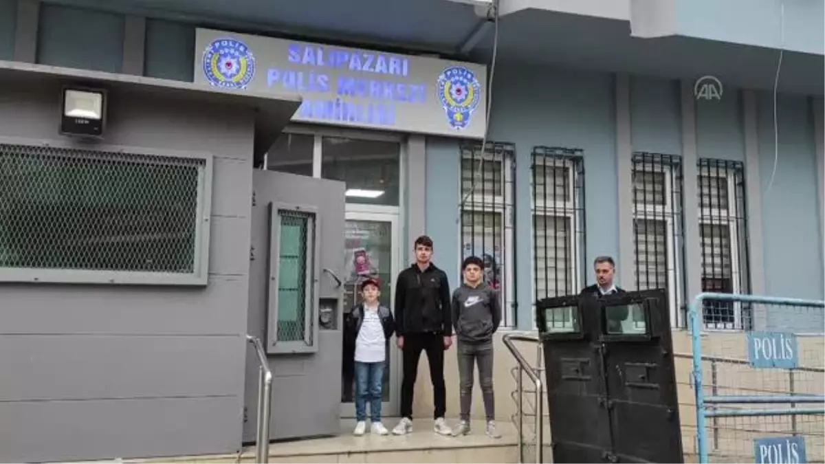 Üç genç caminin şadırvanında buldukları cüzdanı polise teslim etti