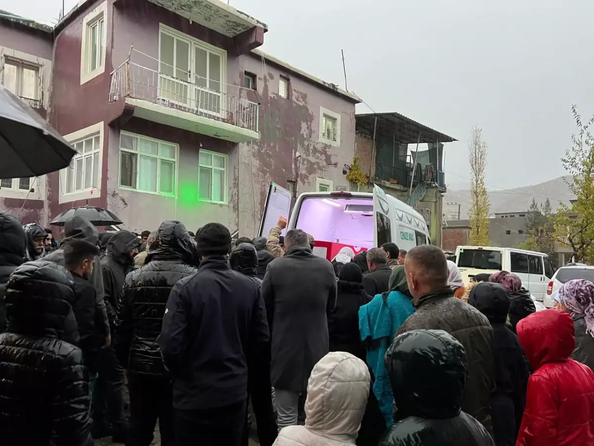 Yıldırım düşmesi sonucu şehit düşen güvenlik korucusu son yolculuğuna uğurlandı