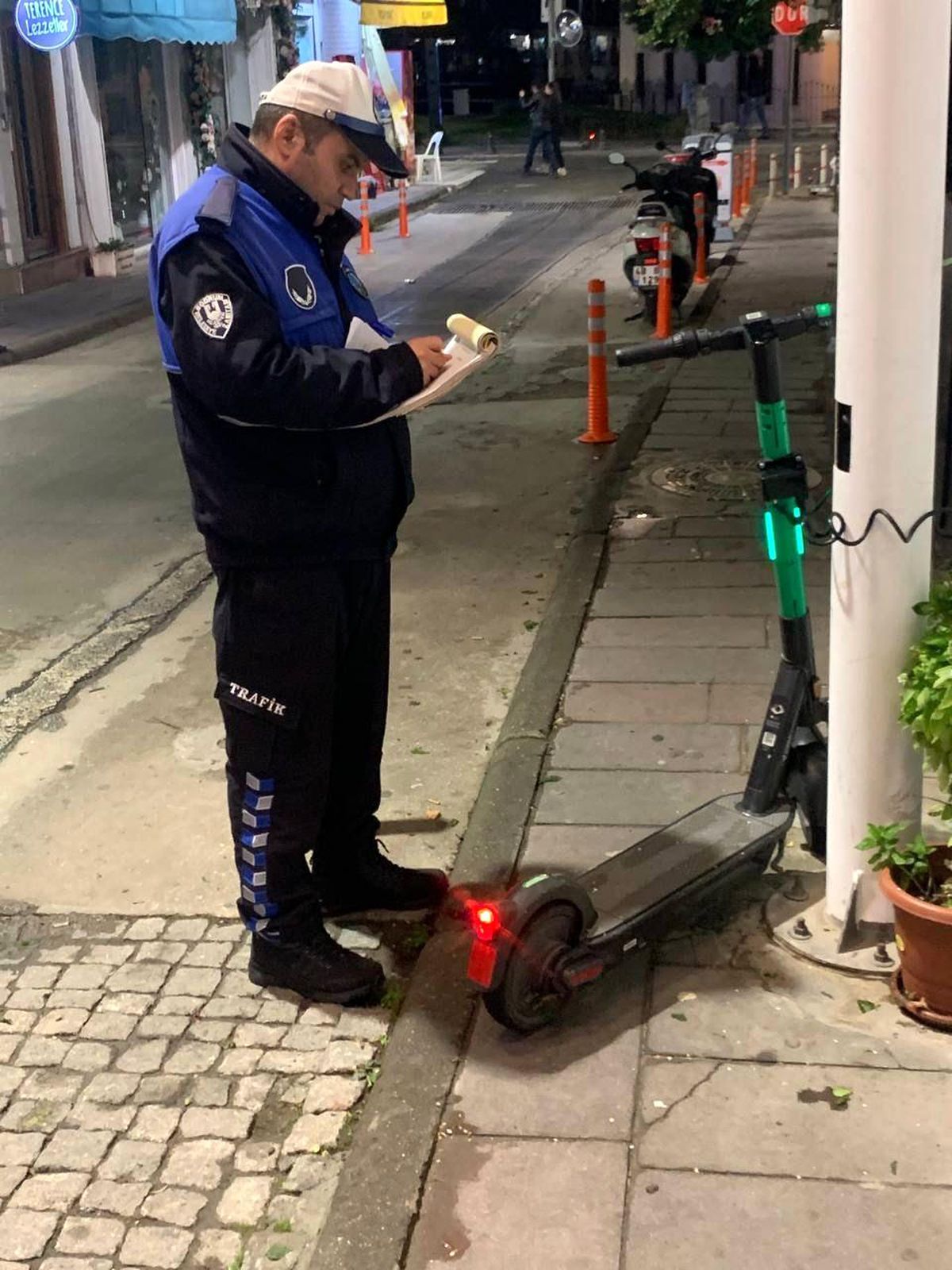 Zabıta ekiplerinden işgalci araçlara ceza
