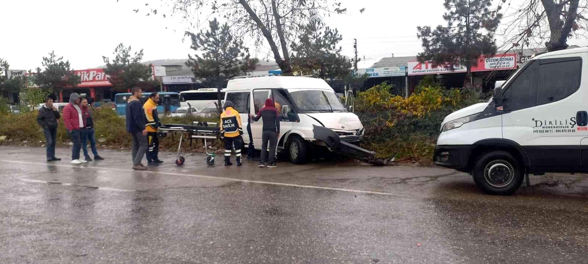 Zonguldak\'ta iki araç kafa kafaya çarpıştı: 2 yaralı