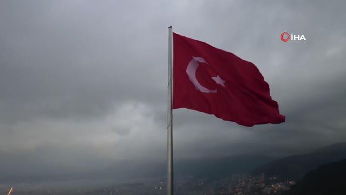 600 metrekarelik dev Türk bayrağı göklere çekildi