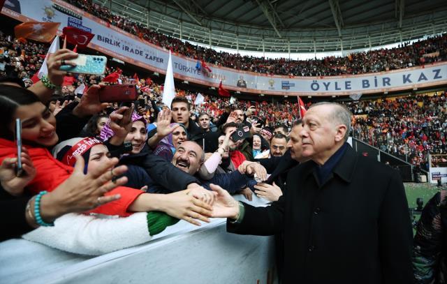 AK Partinin İstanbul mitingine Cumhurbaşkanı Erdoğan için yapılan koreografi damga vurdu