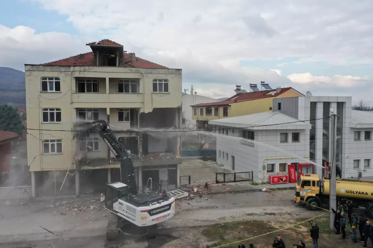 Bakan Kurum, depremin yaşandığı Düzce\'de bina yıkım çalışmasına katıldı