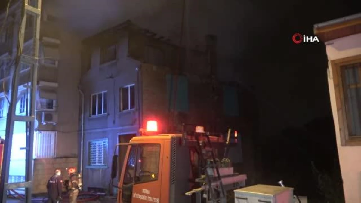 Bursa\'da 3 katlı müstakil ev alev alev yandı
