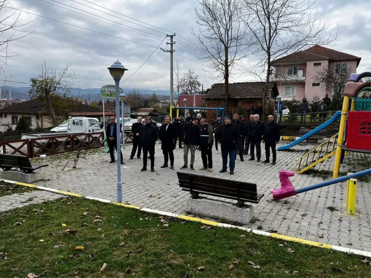 Cumayeri\'nde depremde ağır hasar gören yapıların yıkımına başlandı